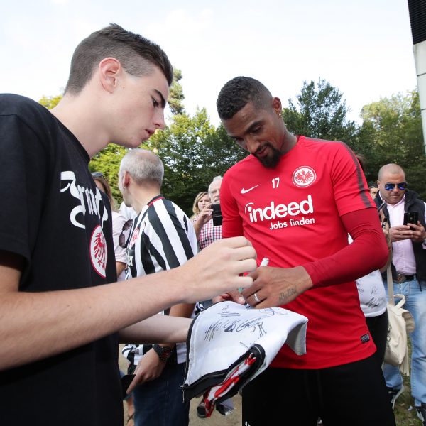  Kevin Prince Boateng geht auf Tuchfühlung mit den Fans der SGE.