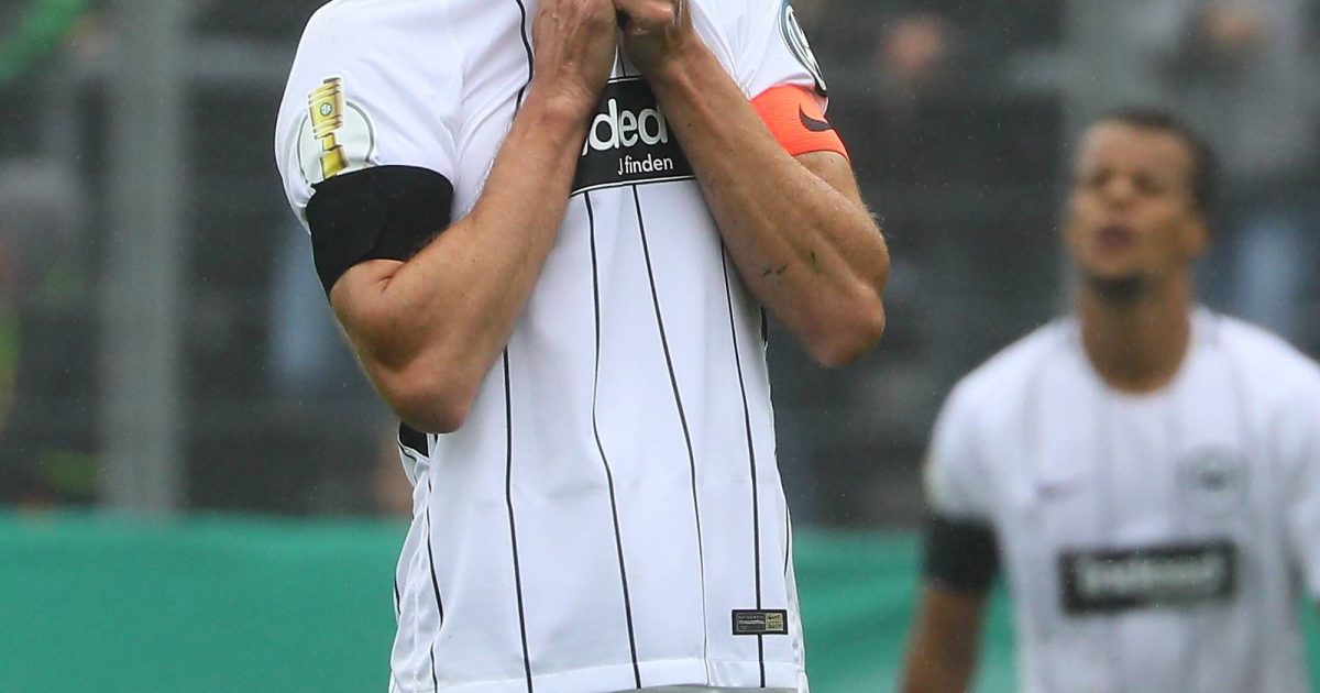David Abraham erwischte einen gebrauchten Tag, der nach einer Notbremse bereits nach 23 Minuten beendet war. (Foto: imago/Schüler)