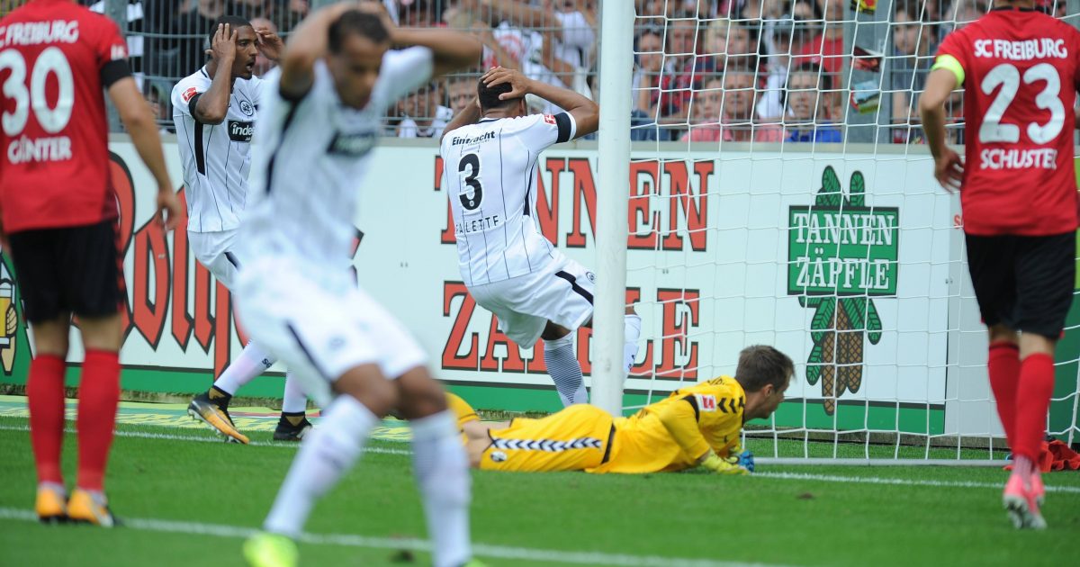  Das Tor wollte einfach nicht fallen. Timothy Chandler (vorne), Sebastien Haller (hinten links) und Simon Fallete (hinten rechts) verzweifeln an der eigenen Chancenverwertung.(Bild: Imago/Eibner)