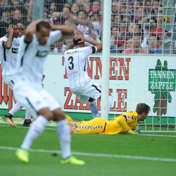  Das Tor wollte einfach nicht fallen. Timothy Chandler (vorne), Sebastien Haller (hinten links) und Simon Fallete (hinten rechts) verzweifeln an der eigenen Chancenverwertung.(Bild: Imago/Eibner)