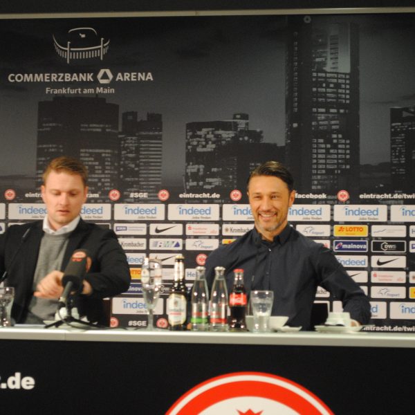  Niko Kovac hat trotz der aufkeimenden Kritik ein Lächeln auf den Lippen und appelliert an die Fans.