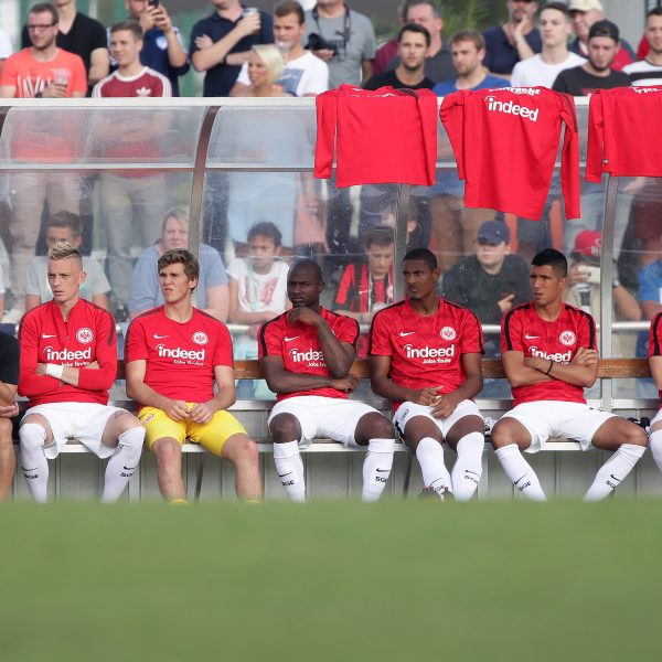  Die Eintracht-Bank dürfte in Zukunft gut besetzt sein - die Tribüne allerdings auch.