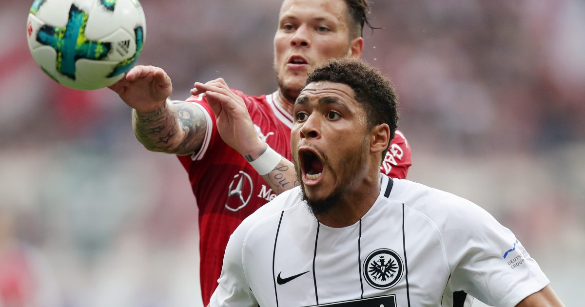  Simon Falette musste nach seiner Notbremse mit Rot runter. Die Eintracht konnte in Unterzahl trotzdem noch gewinnen.