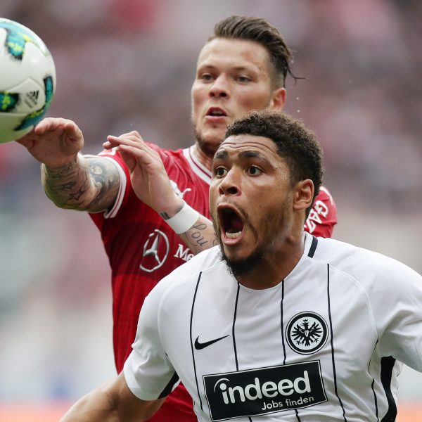  Simon Falette musste nach seiner Notbremse mit Rot runter. Die Eintracht konnte in Unterzahl trotzdem noch gewinnen.