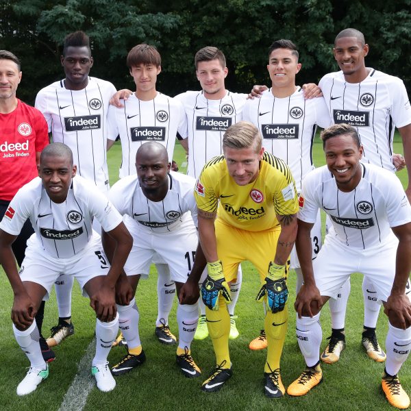  Niko Kovac und seine Neuen beim pffiziellen Fototermin: 1. Reihe v. l.: da Costa, Kamada, Jovic, Salcedo, Haller; 2. Reihe v.l.: Fernandes, Willems, Zimmermann, de Guzman. Boateng, Falette und Rebic kamen erst später dazu.