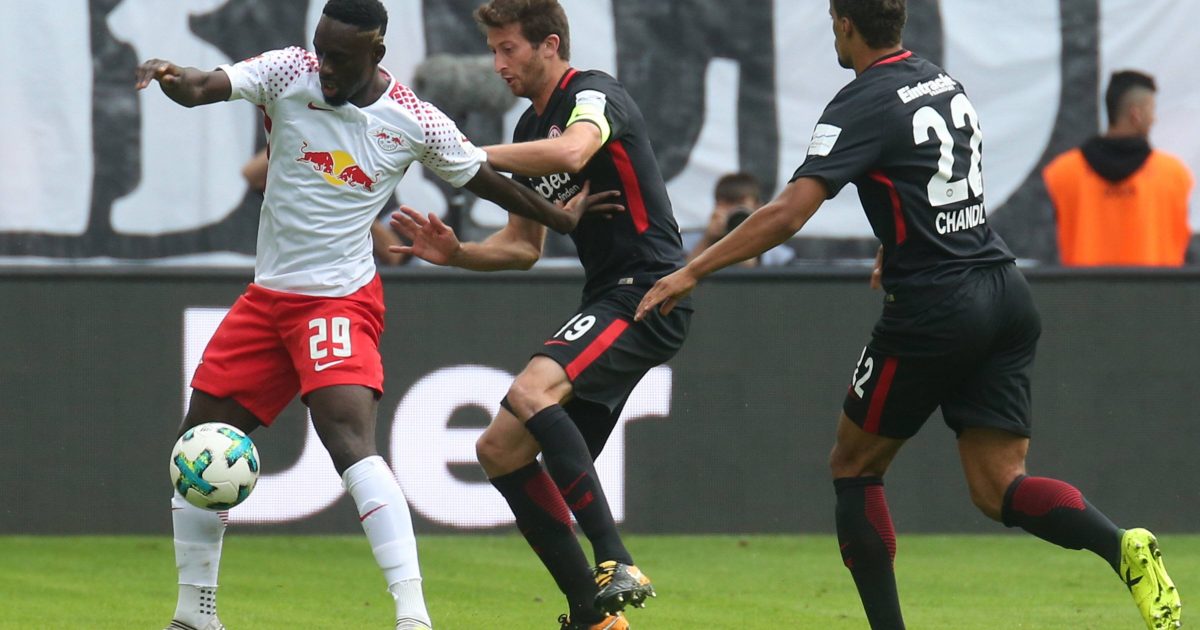  Abraham gegen den Torschützen Augustin. (Bild: imago/Jan Huebner)