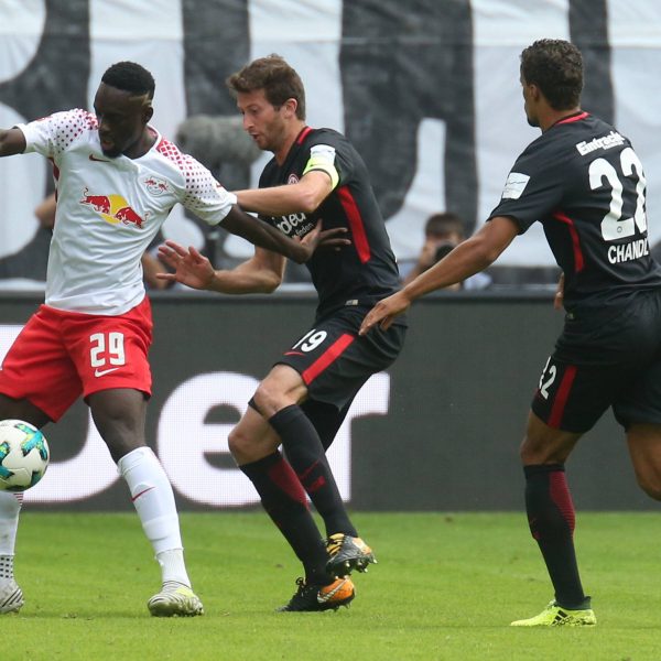  Abraham gegen den Torschützen Augustin. (Bild: imago/Jan Huebner)