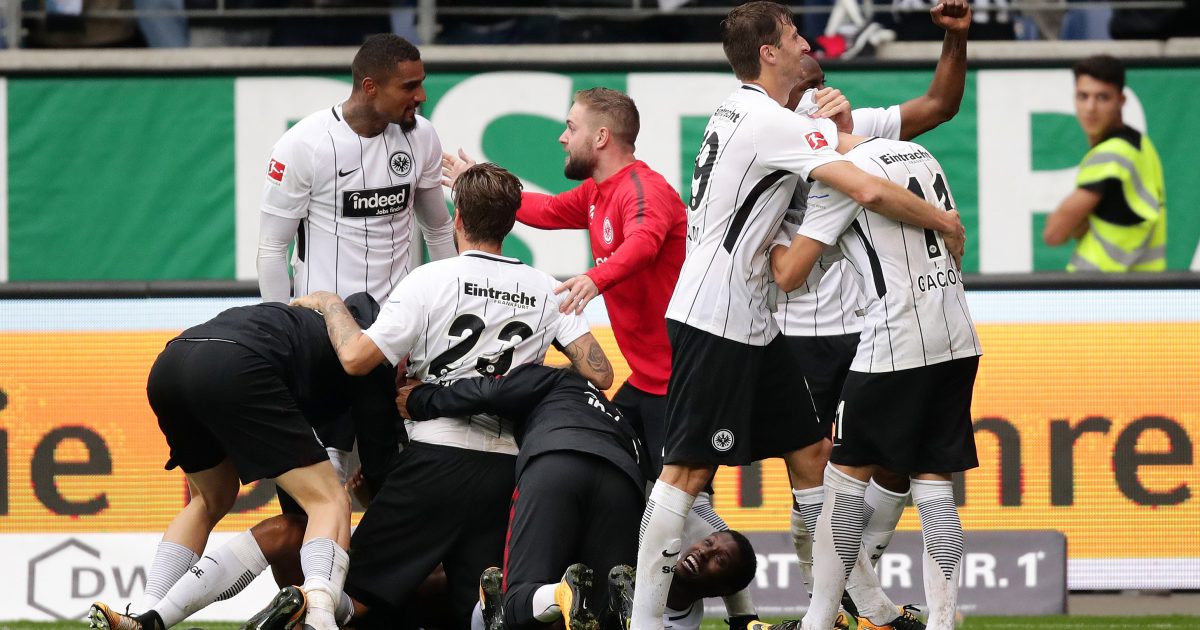 Großer Jubel nach dem Last-Minute-Siegtor. Der Torschütze des sehenswerten Treffers, Sebastien Haller, begraben unter allen.