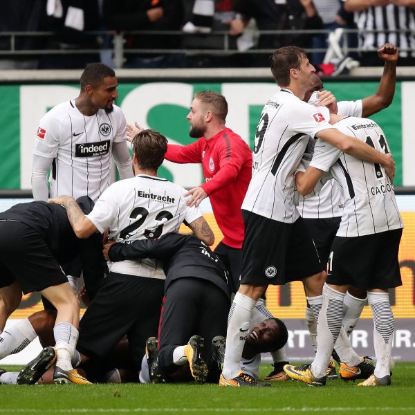 Großer Jubel nach dem Last-Minute-Siegtor. Der Torschütze des sehenswerten Treffers, Sebastien Haller, begraben unter allen.