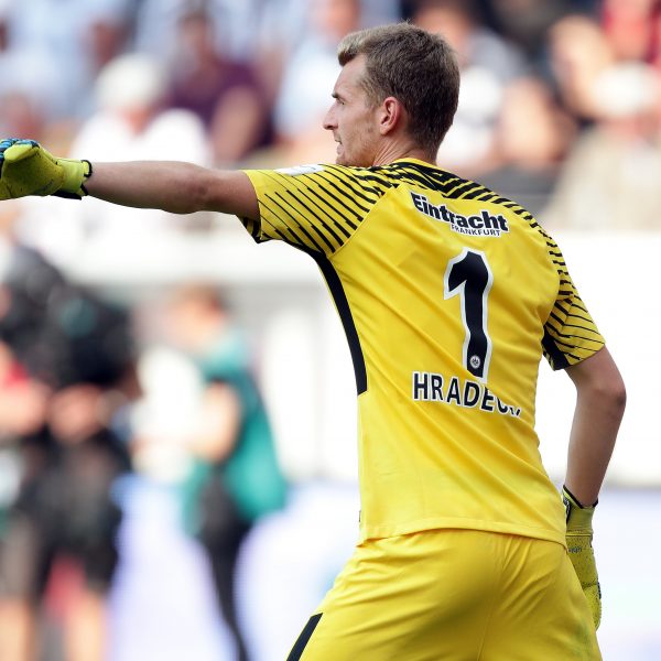  Lukas Hradecky trägt im dritten Jahr das Adlertrikot.