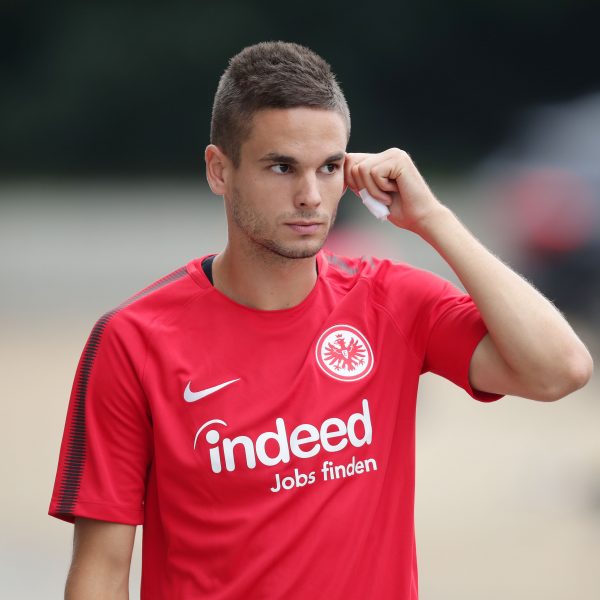  Mijat Gacinovic hilft jungen Spielern bei der Integration.