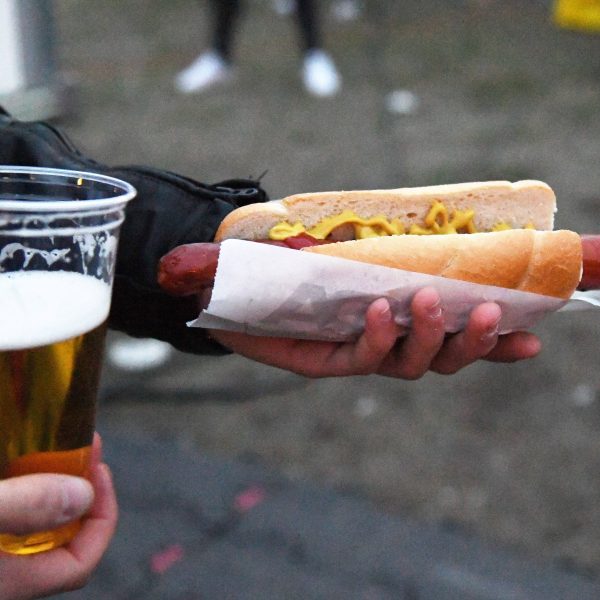  In der Münchener Allianz-Arena muss man für das Bier und die Wurst zusammen am meisten bezahlen.(Bild: imago/Chai v.d. Laage)
