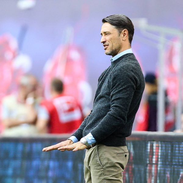  Eintracht-Trainer Niko Kovac konnte insbesondere in der ersten Halbzeit nicht zufrieden sein - aber hat er die Mannschaft mit der richtigen Taktik ins Spiel geschickt? (Bild: imago/Christian Schroedter)