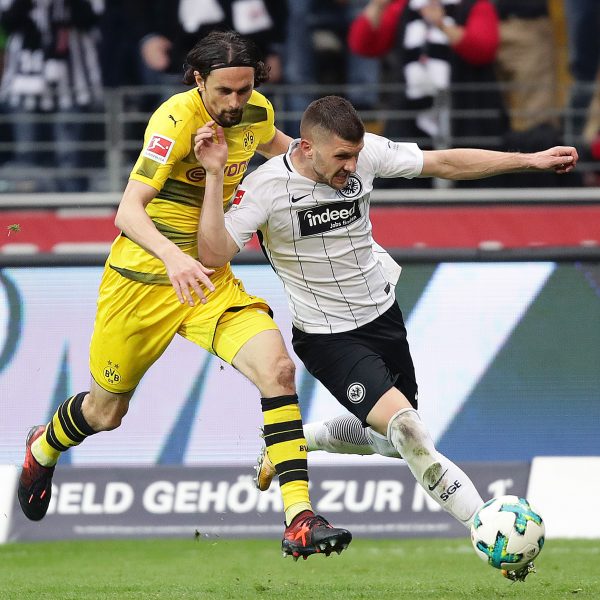  Die Dortmunder Hintermannschaft hatte regelmäßig ihre Probleme mit Ante Rebic. Hier entwischt der Kroate seinem Verfolger Neven Subotic.
