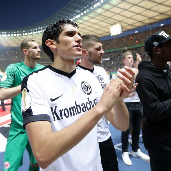  Jesus Vallejo nach seinem letzten Spiel für die Eintracht: dem verlorenen Pokalendspiel in Berlin im Mai.