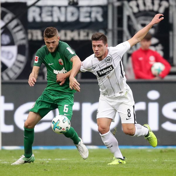  Solche Momente sollen in Zukunft häufiger auftreten - Luka Jovic im Zweikampf mit dem Gegner.