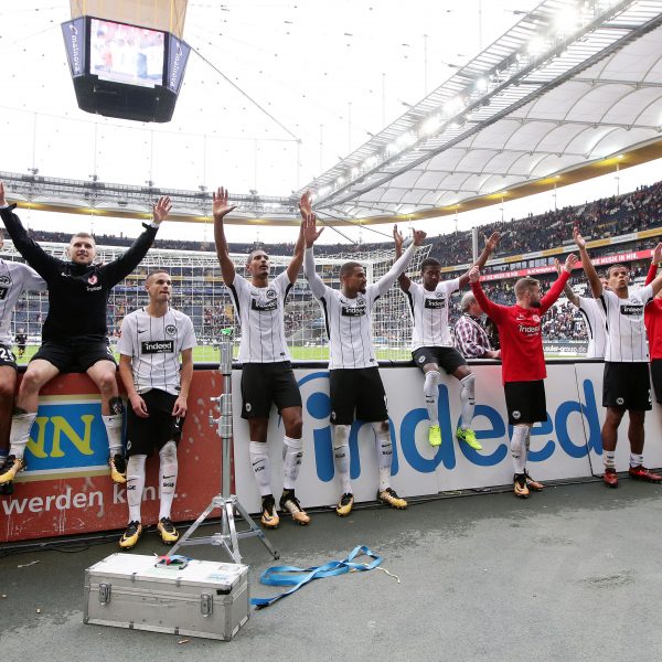  Die Freude nach dem Last-Minute-Sieg der Eintracht war bei Spielern und Fans riesig.
