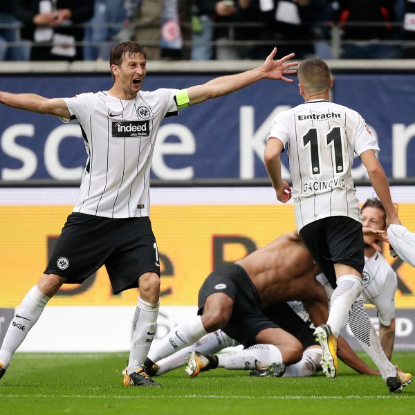  David Abraham möchte noch lange im Trikot der SGE jubeln.