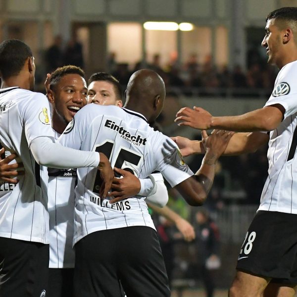  Die Eintracht darf jubeln: Nach dem Sieg in Schweinfurt steht sie im Achtelfinale des DFB-Pokals. (Bild: imago/Jan Huebner)