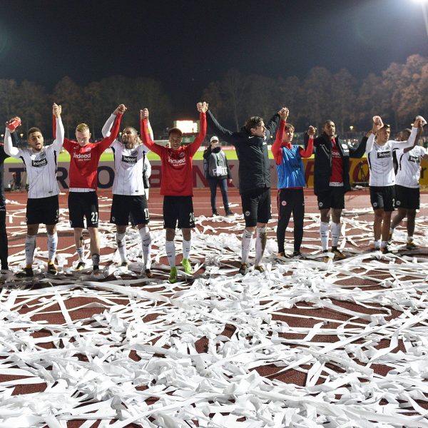  Der Dank des Teams an die rund 4.000 mitgereisten Fans. (Bild: imago/Jan Huebner)