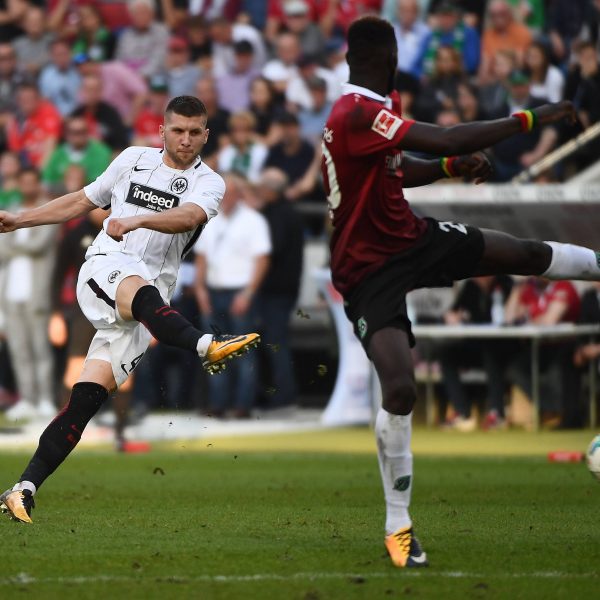  Ante Rebic mit dem Schuss ins Glück kurz vor Schluss. (Foto: imago/Hübner)