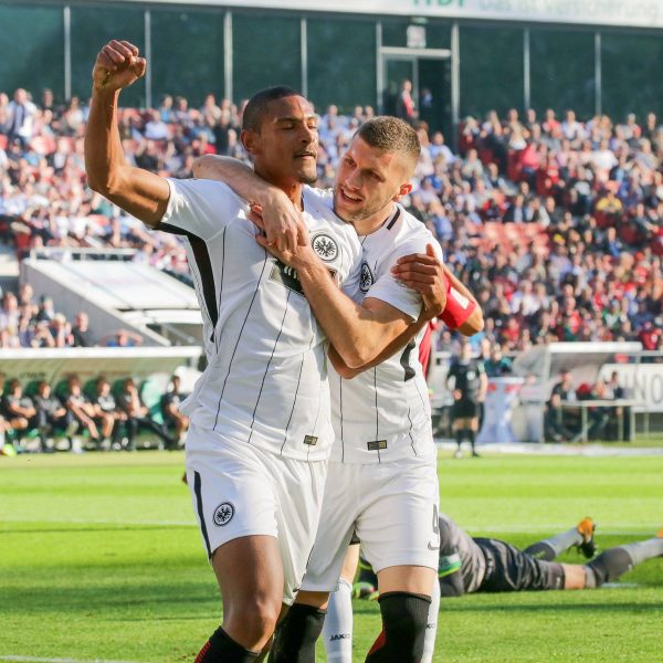  Antwe Rebic gratuliert Sebastien Haller zu seinem Tor und der SGE4EVER.de-Auszeichnung 