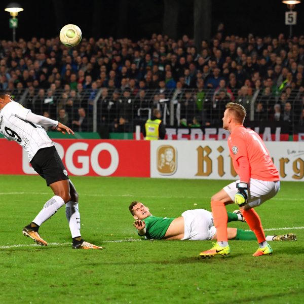  Sebastien Haller ebnet mit dem 1:0 das Weiterkommen im Pokal. (Bild: imago/Sven Simon)