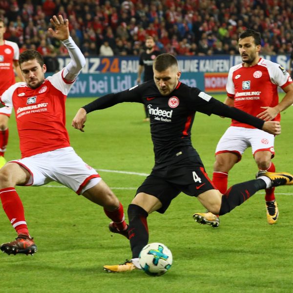  Ante Rebic im Duell mit dem Eigentorschützen Stefan Bell (Foto: imago/Schüler)