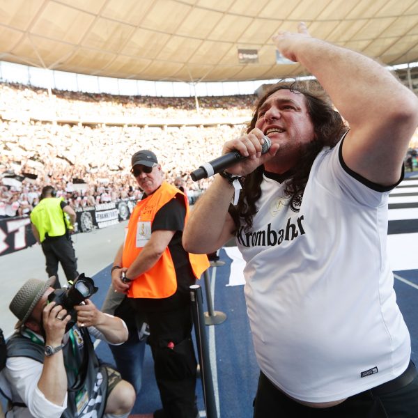  Beim DFB-Pokalfinale der Frankfurter Eintracht gegen Borussia Dortmund am 27. Mai in Berlin, spielen Tankard die Frankfurt-Vereinshymne.