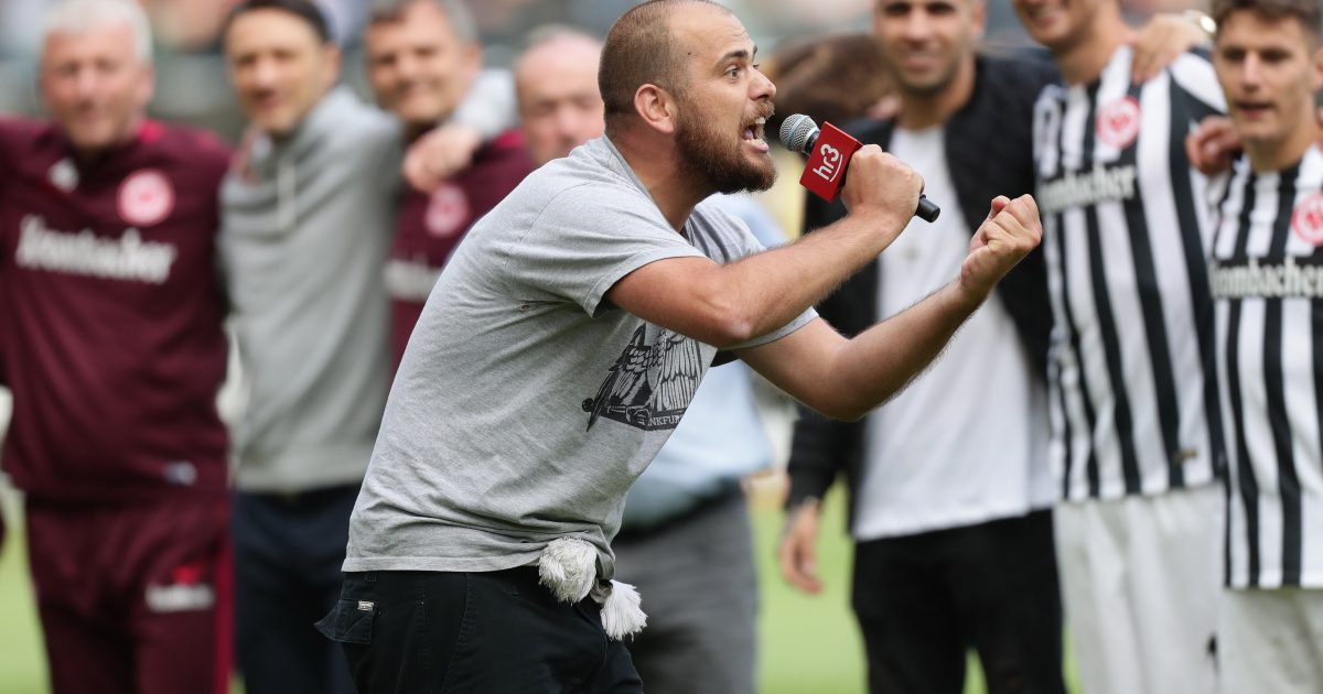  Die Mannschaft wird vor dem Pokalfinale in Berlin noch einmal von den Fans auf das Duell mit Borussia Dortmund heiß gemacht.