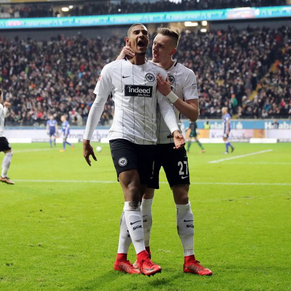  Da sah alles noch nach einem Heimsieg aus. Sebastien Haller und Marius Wolf bejubeln den Treffer zum zwischenzeitlichen 2:0 gegen Schalke.