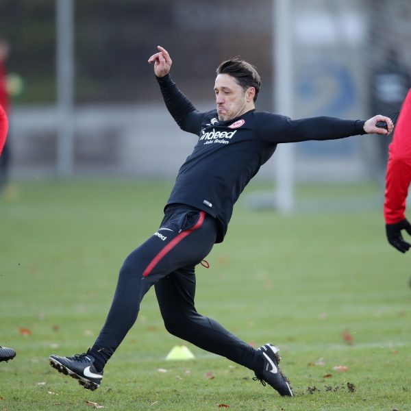  Niko Kovac lebt seiner Mannschaft Einsatzbereitschaft und Willen vor.