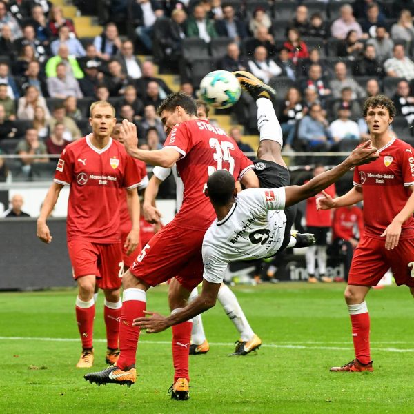  Gleich schlägts ein: Sebastien Haller steigt zum Seitfallzieher hoch. (Foto: Imago/Jan Huebner)