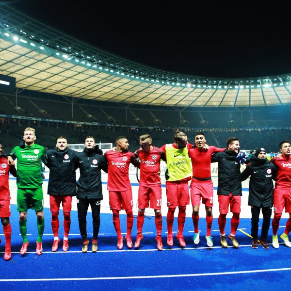  Die Eintracht setzt sich mit einem weiteren Auswärtssieg an die Spitze der Auswärtstabelle und hat deshalb allen Grund zum Feiern. (Foto: imago/Jan Huebner)