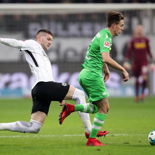  In dieser Szene hatte Ante Rebic glück. Schiedsrichter Marco Fritz beließ es bei einer gelben Karte.