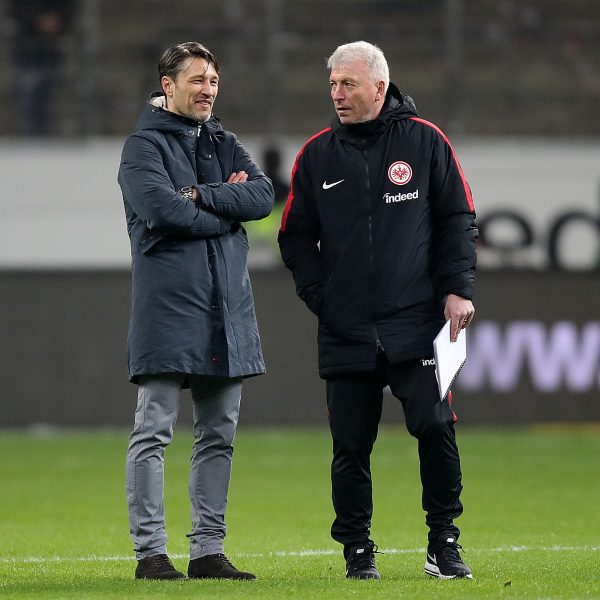  Eintracht-Trainer Niko Kovac und sein Co Armin Reutershahn sind nach dem 2:0 Erfolg gegen Mönchengladbach gut gelaunt.