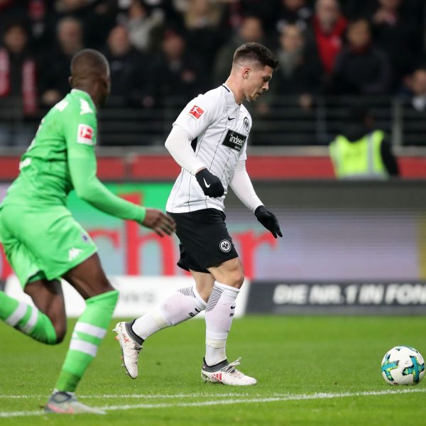  Mitten in das Gladbacher Fußball-Herz hinein: Luka Jovic trifft zum 2:0.