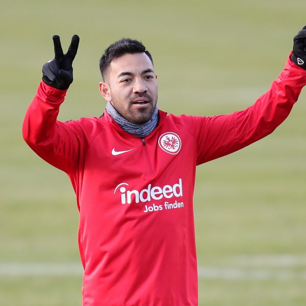  Platz zwei im Visier? Oder was meint Marco Fabián mit seinem Handzeichen?