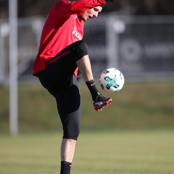  Ist nach langer Verletzungspause endlich wieder zurück auf dem Trainingsplatz: Eintracht-Kapitän Alexander Meier