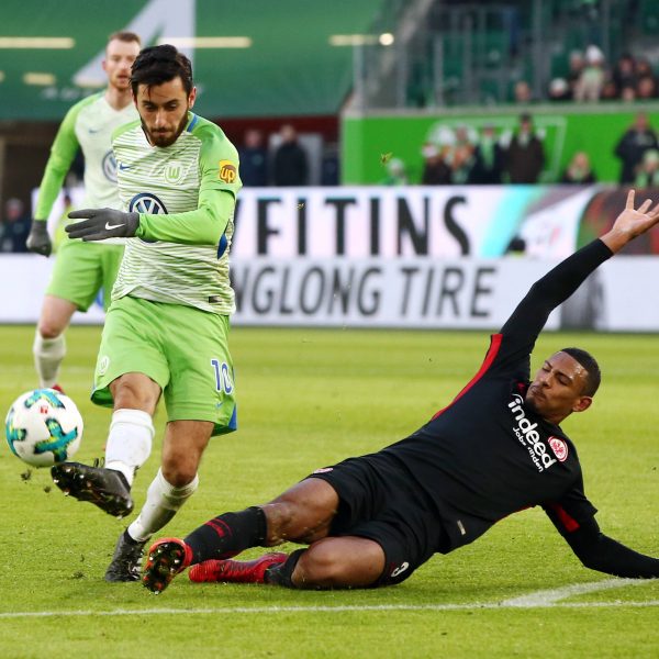  Sebastien Haller zeigte nicht nur in der Offensive vollen Einsatz. Hier mit eine Grätsche gegen den Wolfsburger Malli. (Foto: imago/Contrast)