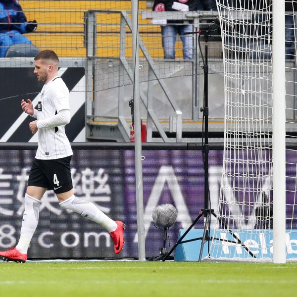  Da ist der Ball im Tor. Ante Rebic muss nach Vorarbeit von Jovic nur noch zum Führungstreffer einschieben.