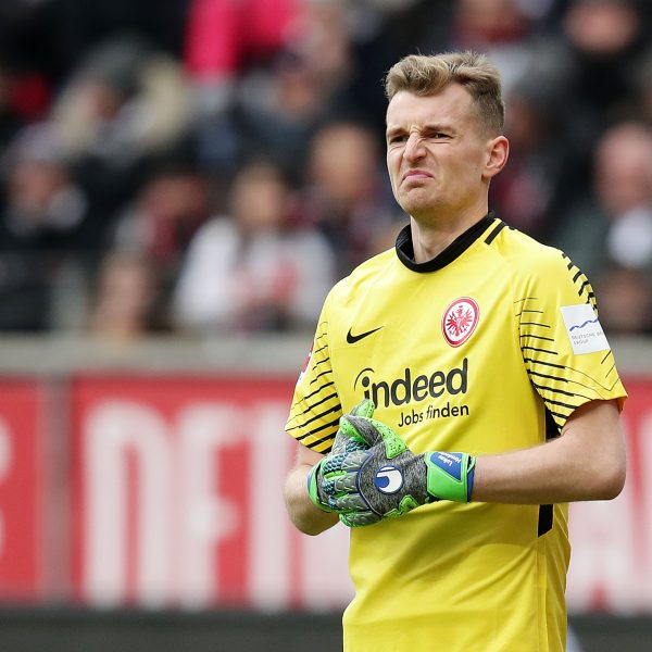  Die öffentliche Debatte um eine Vertragsverlängerung geht in die nächste Runde. Verpokert sich Lukas Hradecky am Ende?