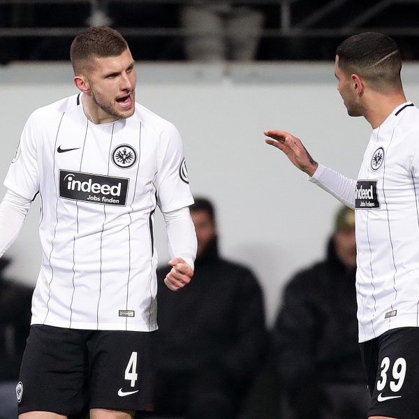  Ante Rebic bringt die Eintracht nach einem schweren Patzer von Rene Adler in Front.