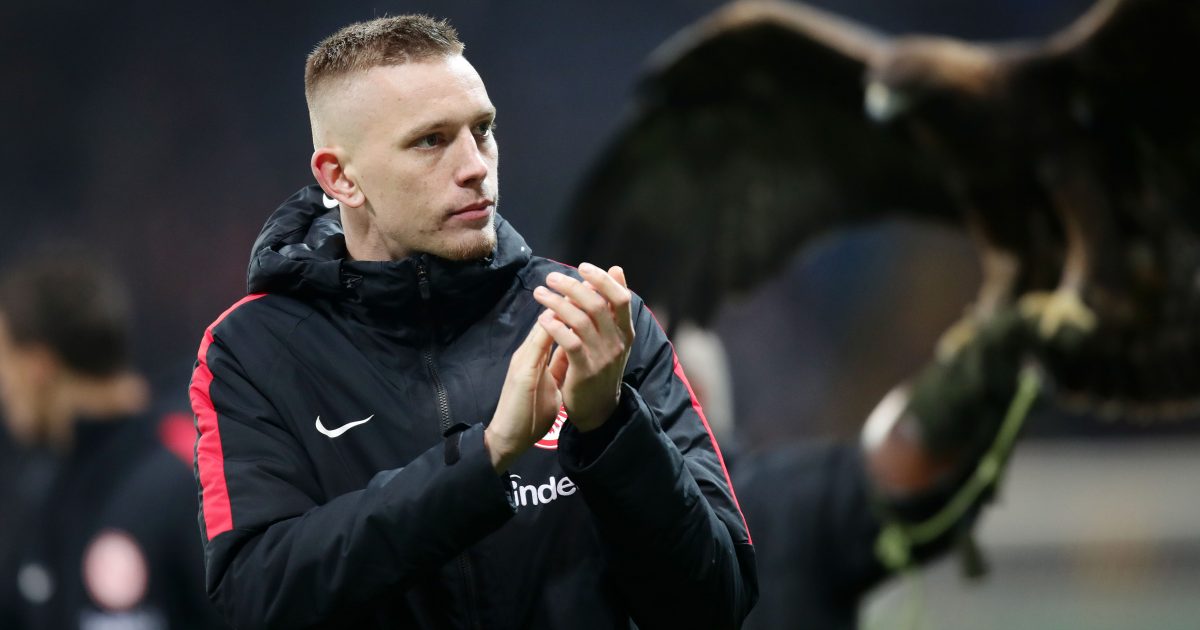  Marius Wolf lässt sich von den Fans feiern. Erstmals erhält er für seine Leistung im Trikot der SGE die Note 