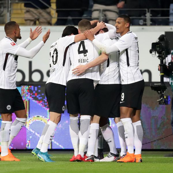  Die Eintracht darf zur Halbzeit jubeln. Chandler und Boateng drehten einen Rückstand zum 2:1.