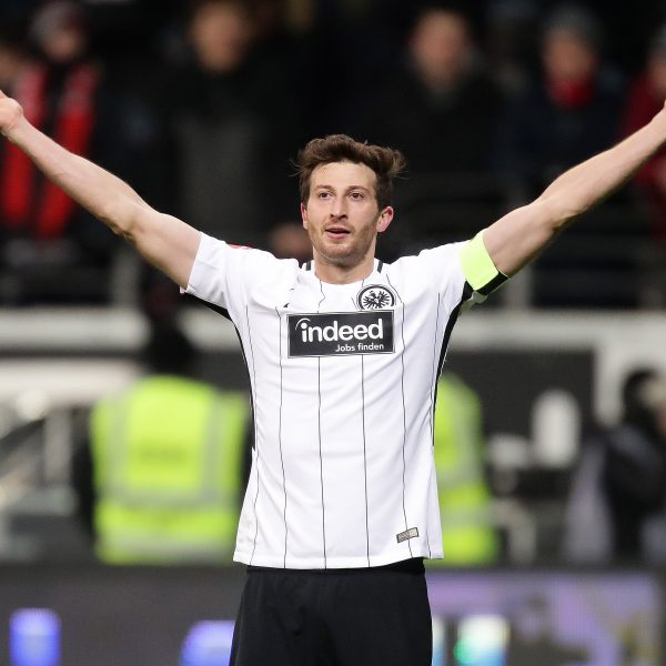  Abwehrchef David Abraham feierte gegen RB Leipzig ein eindrucksvolles Comeback und führte sein Team zum Sieg.