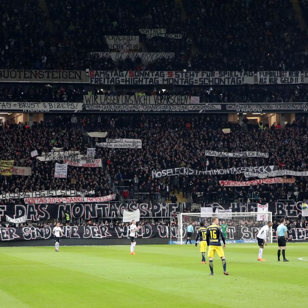  Unzählige Protestplakate säumten gestern die Nordwestkurve.