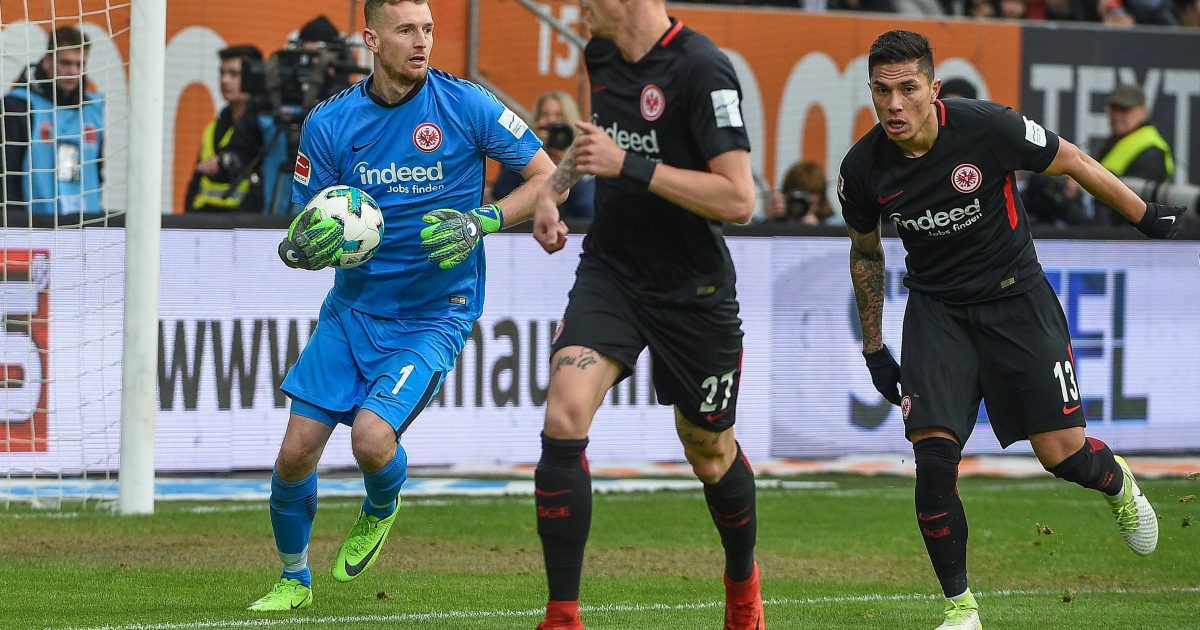  Hradecky (li.) hielt die Eintracht mit seinen Paraden noch lang im Spiel - Salcedo (re.) leitete mit einem Fehler den 0:3 Endstand ein (Foto: imago/kolbert-press)