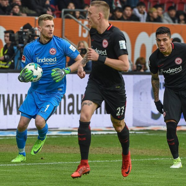  Hradecky (li.) hielt die Eintracht mit seinen Paraden noch lang im Spiel - Salcedo (re.) leitete mit einem Fehler den 0:3 Endstand ein (Foto: imago/kolbert-press)