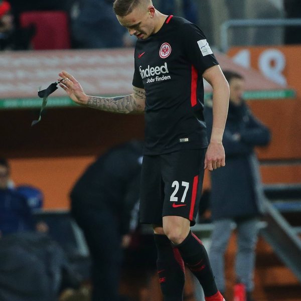  Pure Enttäuschung bei Marius Wolf nach der Partie. Die Eintracht erwischt einen rabenschwarzen Tag und muss die eigene Leistung hinterfragen. (Bild: imago/DeFodi)